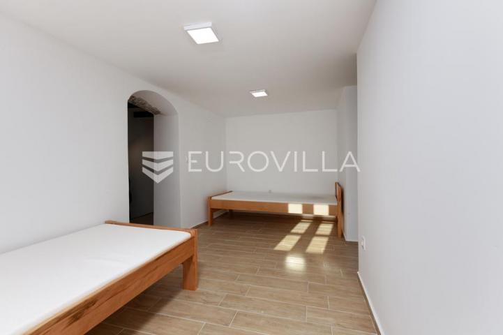 Krk, Milohnići, dvojna kamena kuća sa dvoetažnim trosobnim stanom 80 m²