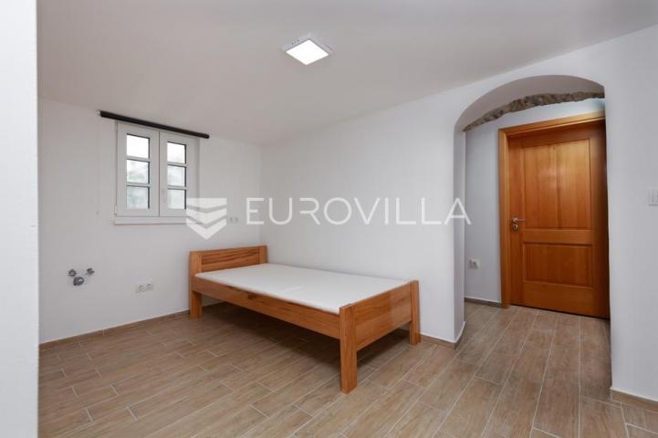 Krk, Milohnići, dvojna kamena kuća sa dvoetažnim trosobnim stanom 80 m²