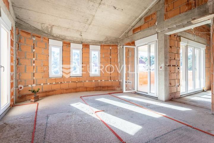 Trogir, Čiovo, roh bau zgrada za investiciju 