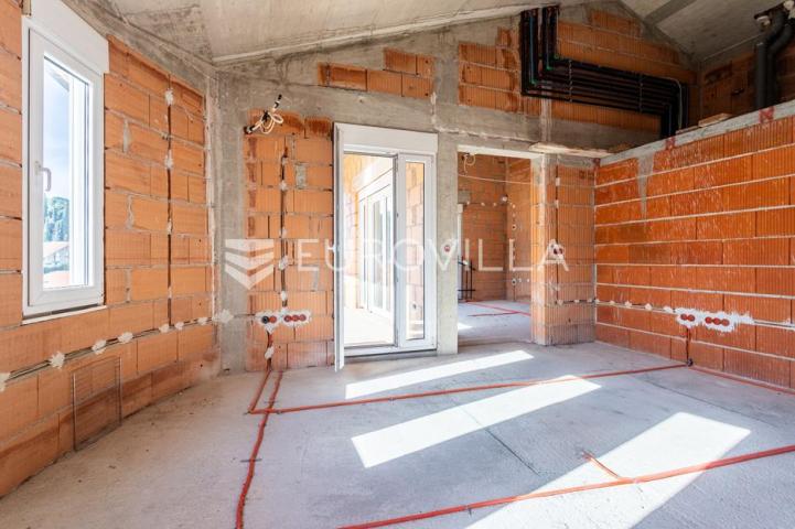 Trogir, Čiovo, roh bau zgrada za investiciju 