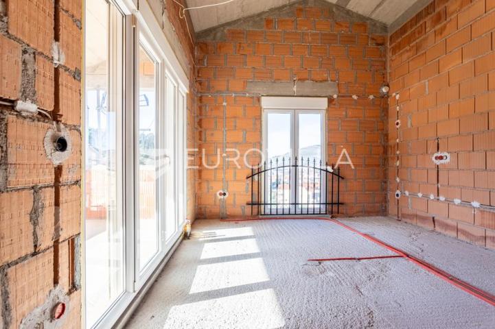 Trogir, Čiovo, roh bau zgrada za investiciju 