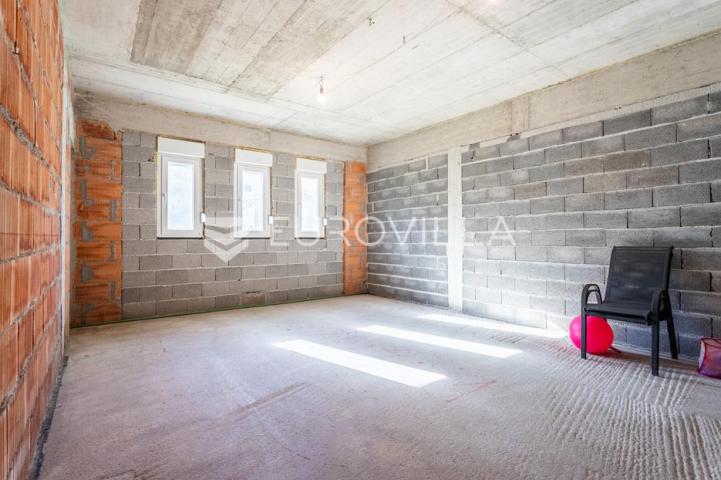 Trogir, Čiovo, roh bau zgrada za investiciju 