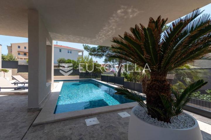 Trogir okolica, moderna vila s bazenom blizu mora