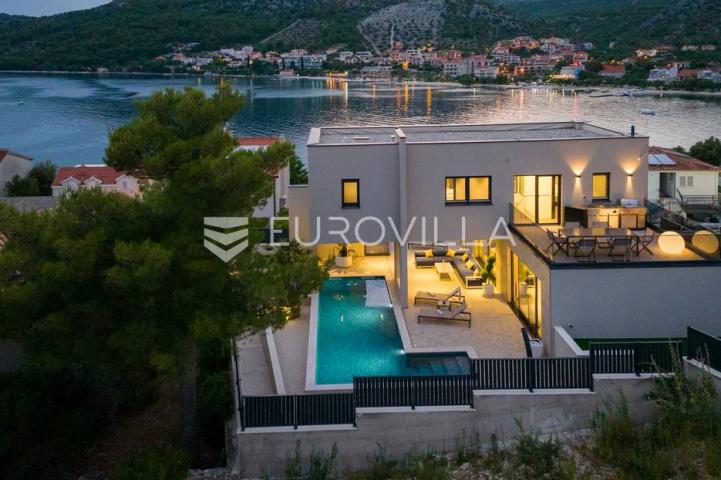 Trogir okolica, moderna vila s bazenom blizu mora