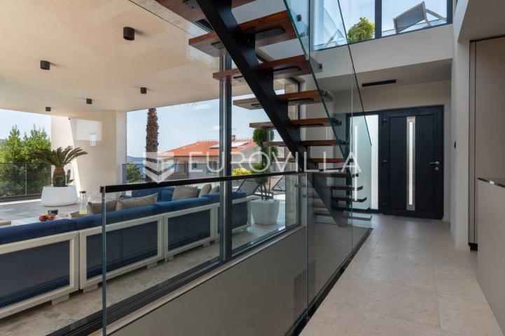 Trogir okolica, moderna vila s bazenom blizu mora