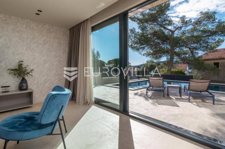 Trogir okolica, moderna vila s bazenom blizu mora