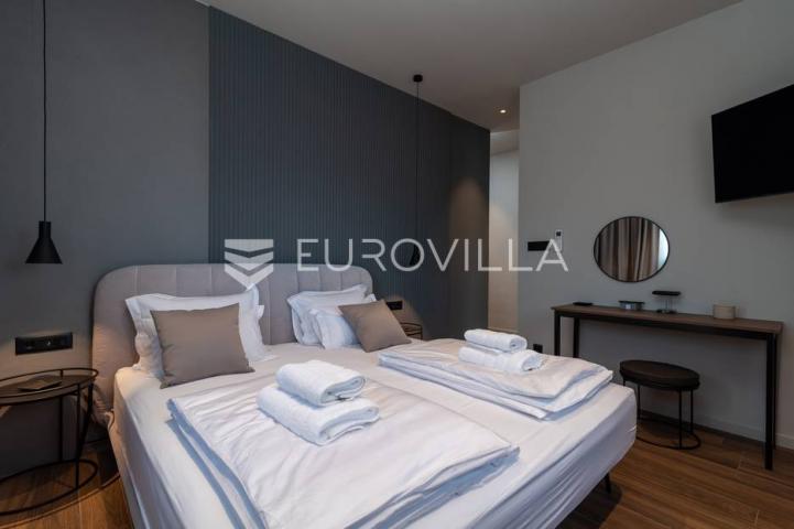 Trogir okolica, moderna vila s bazenom blizu mora