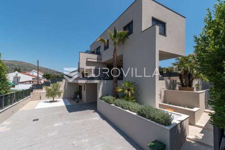 Trogir okolica, moderna vila s bazenom blizu mora