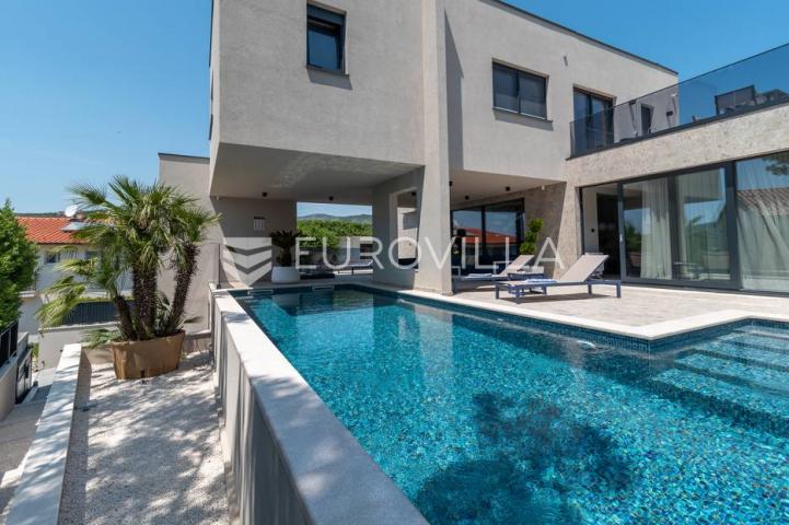 Trogir okolica, moderna vila s bazenom blizu mora