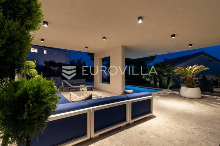 Trogir okolica, moderna vila s bazenom blizu mora