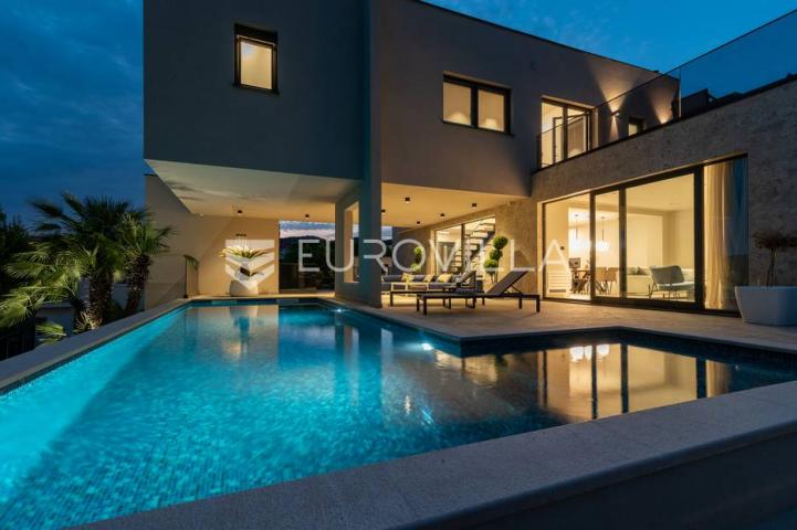 Trogir okolica, moderna vila s bazenom blizu mora