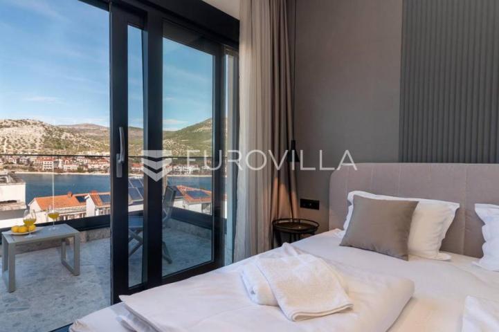 Trogir okolica, moderna vila s bazenom blizu mora