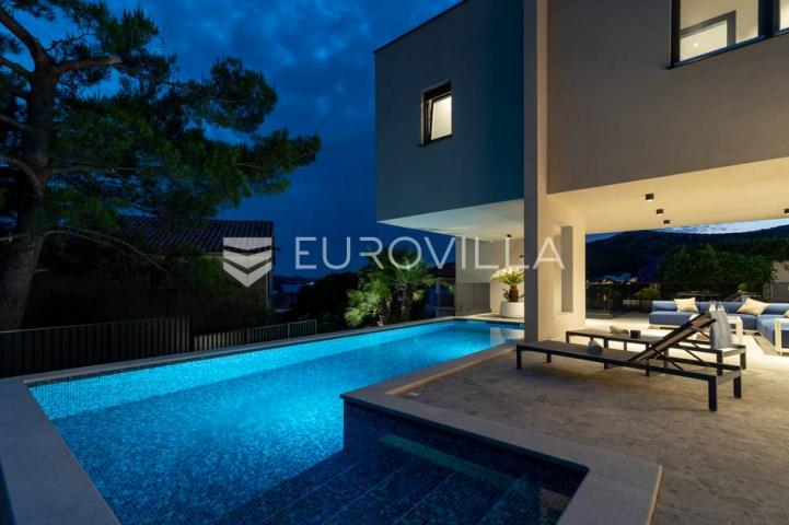 Trogir okolica, moderna vila s bazenom blizu mora