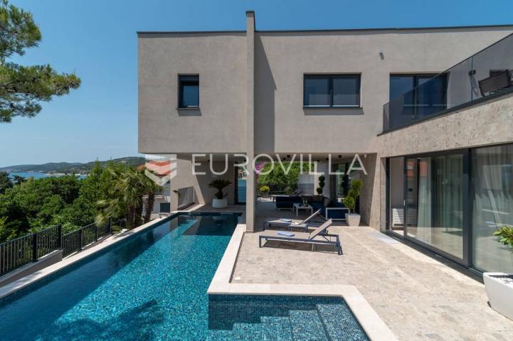 Trogir okolica, moderna vila s bazenom blizu mora