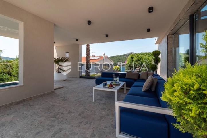 Trogir okolica, moderna vila s bazenom blizu mora