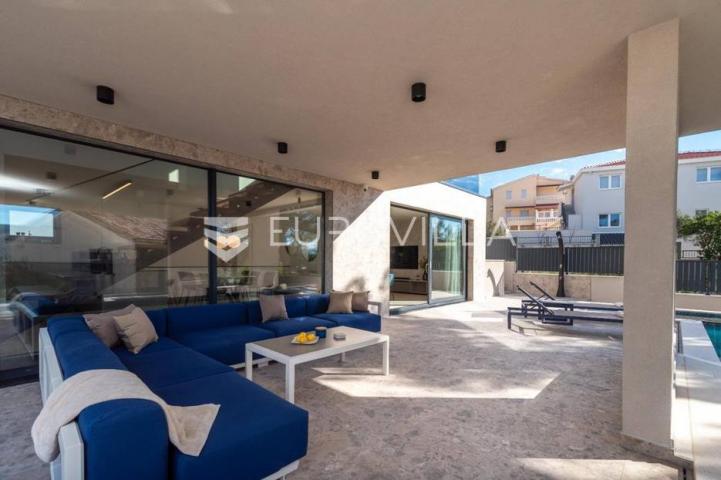 Trogir okolica, moderna vila s bazenom blizu mora