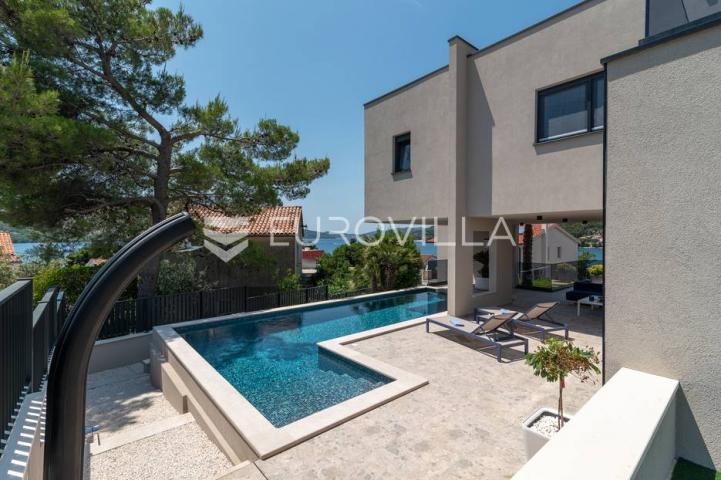 Trogir okolica, moderna vila s bazenom blizu mora