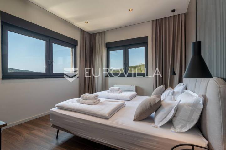 Trogir okolica, moderna vila s bazenom blizu mora