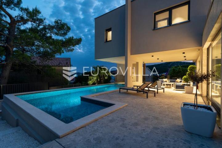 Trogir okolica, moderna vila s bazenom blizu mora