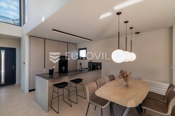 Trogir okolica, moderna vila s bazenom blizu mora