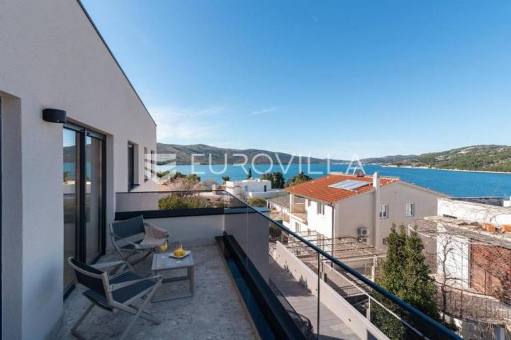 Trogir okolica, moderna vila s bazenom blizu mora