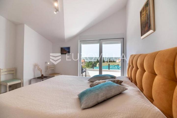 Istra, Peroj, apartmanska kuća s prekrasnom okućnicom i panoramskim pogledom na Brijune 