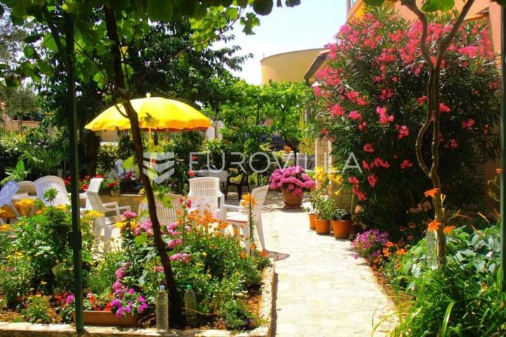 Istra, Peroj, apartmanska kuća s prekrasnom okućnicom i panoramskim pogledom na Brijune 