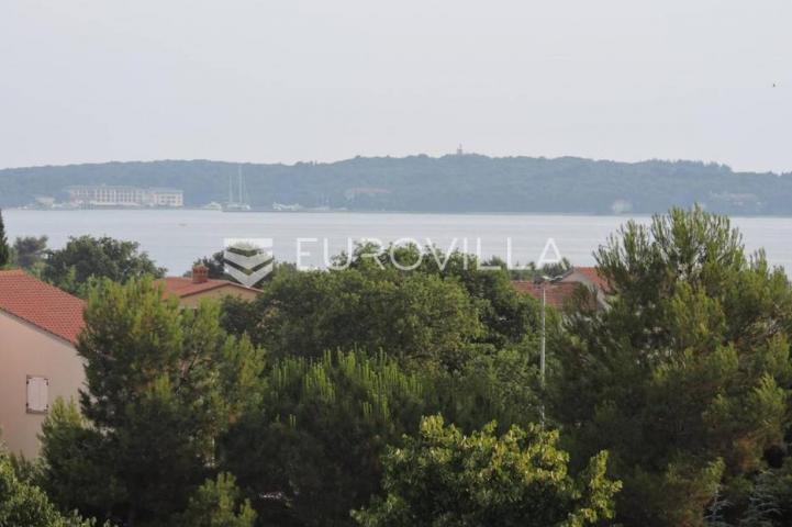 Istra, Peroj, apartmanska kuća s prekrasnom okućnicom i panoramskim pogledom na Brijune 