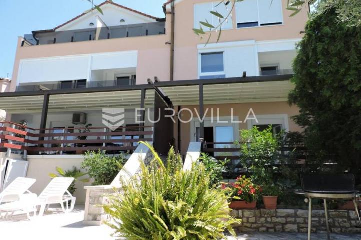 Istra, Peroj, apartmanska kuća s prekrasnom okućnicom i panoramskim pogledom na Brijune 