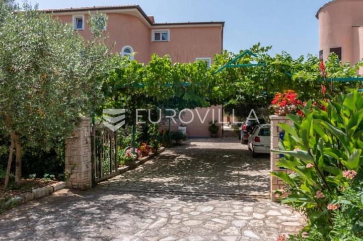Istra, Peroj, apartmanska kuća s prekrasnom okućnicom i panoramskim pogledom na Brijune 