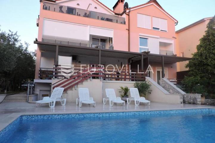 Istra, Peroj, apartmanska kuća s prekrasnom okućnicom i panoramskim pogledom na Brijune 