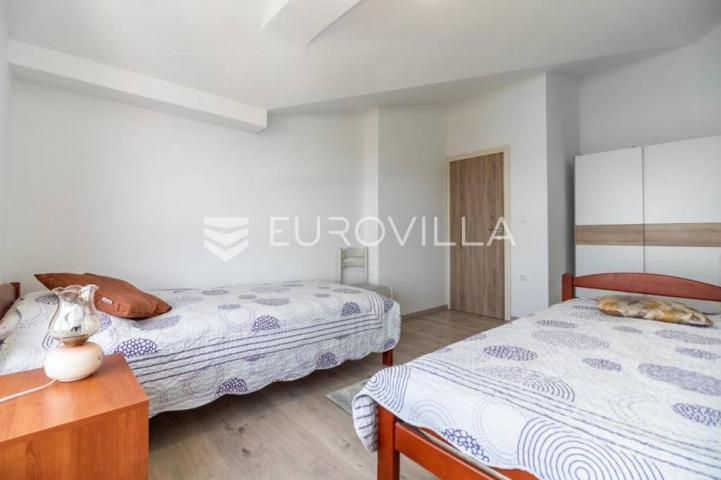 Istra, Peroj, apartmanska kuća s prekrasnom okućnicom i panoramskim pogledom na Brijune 