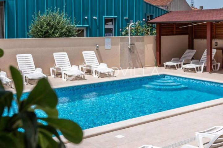 Istra, Peroj, apartmanska kuća s prekrasnom okućnicom i panoramskim pogledom na Brijune 