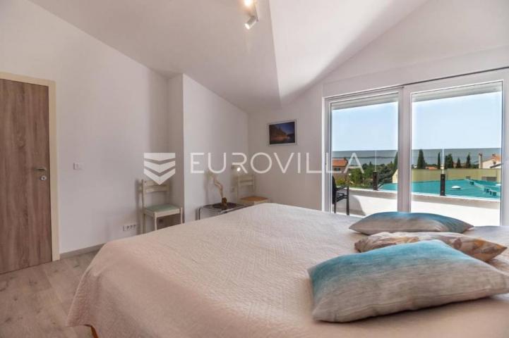 Istra, Peroj, apartmanska kuća s prekrasnom okućnicom i panoramskim pogledom na Brijune 