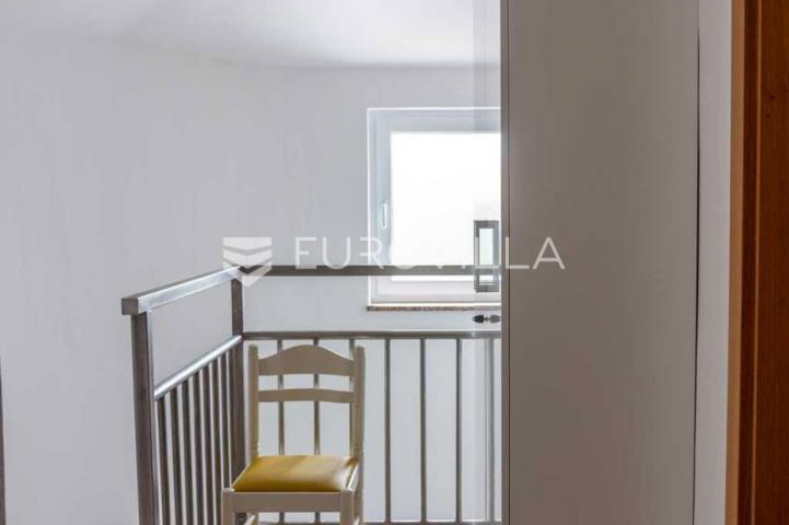 Istra, Peroj, apartmanska kuća s prekrasnom okućnicom i panoramskim pogledom na Brijune 