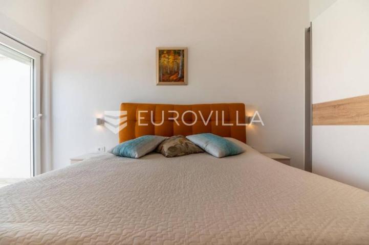 Istra, Peroj, apartmanska kuća s prekrasnom okućnicom i panoramskim pogledom na Brijune 