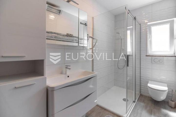 Istra, Peroj, apartmanska kuća s prekrasnom okućnicom i panoramskim pogledom na Brijune 