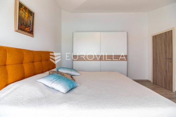 Istra, Peroj, apartmanska kuća s prekrasnom okućnicom i panoramskim pogledom na Brijune 
