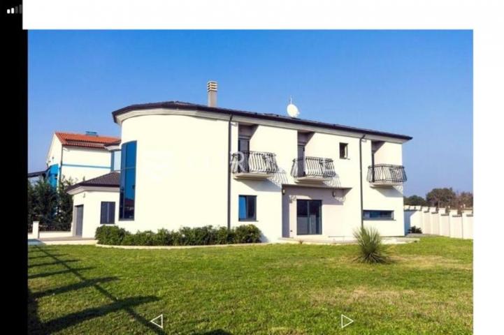 Istra, Pomer, prekrasna vila  od 490 m2 u blizini Marine s velikim vrtom i bazenom