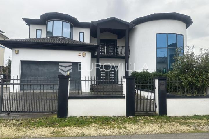 Istra, Pomer, prekrasna vila  od 490 m2 u blizini Marine s velikim vrtom i bazenom