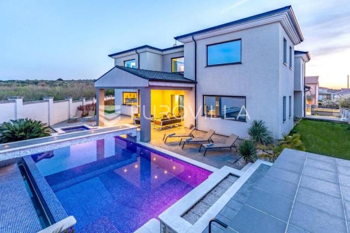 Istra, Pomer, prekrasna vila  od 490 m2 u blizini Marine s velikim vrtom i bazenom