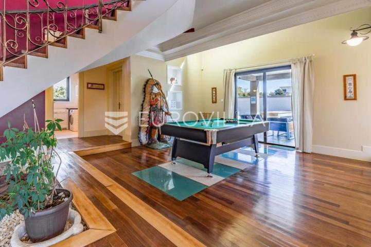Istra, Pomer, prekrasna vila  od 490 m2 u blizini Marine s velikim vrtom i bazenom