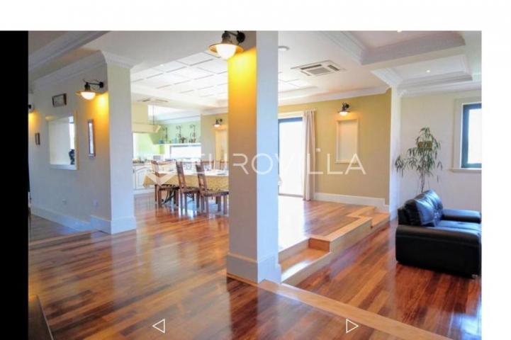 Istra, Pomer, prekrasna vila  od 490 m2 u blizini Marine s velikim vrtom i bazenom