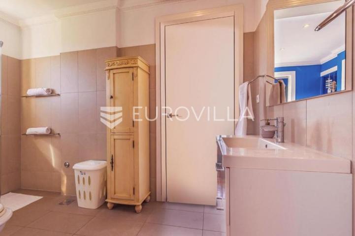 Istra, Pomer, prekrasna vila  od 490 m2 u blizini Marine s velikim vrtom i bazenom