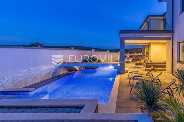 Istra, Pomer, prekrasna vila  od 490 m2 u blizini Marine s velikim vrtom i bazenom