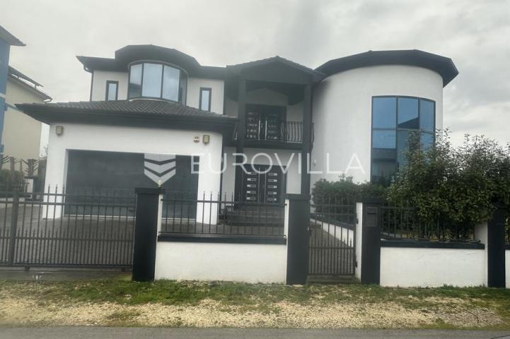 Istra, Pomer, prekrasna vila  od 490 m2 u blizini Marine s velikim vrtom i bazenom