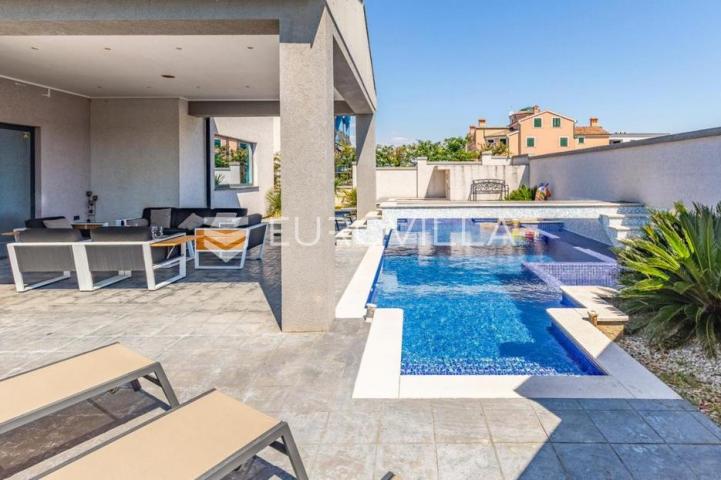 Istra, Pomer, prekrasna vila  od 490 m2 u blizini Marine s velikim vrtom i bazenom