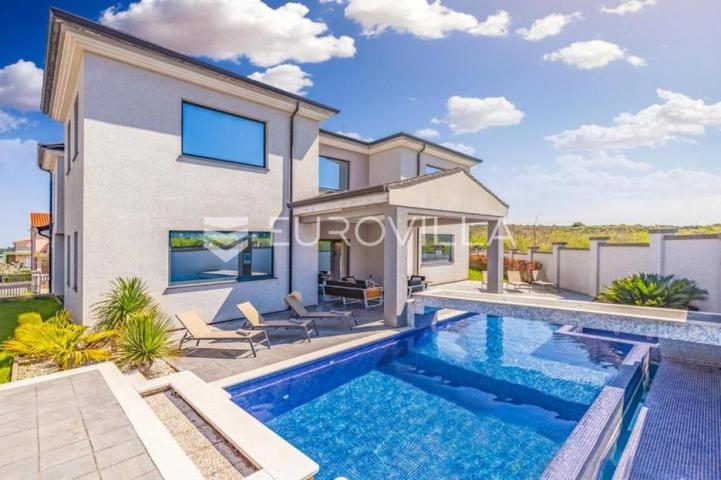 Istra, Pomer, prekrasna vila  od 490 m2 u blizini Marine s velikim vrtom i bazenom