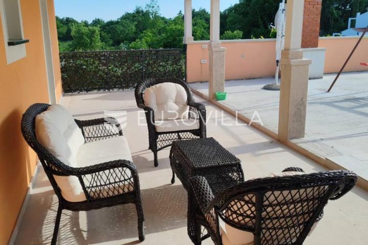 Istra, Tinjan, samostojeća kuća s bazenom i okućnicom 350m2