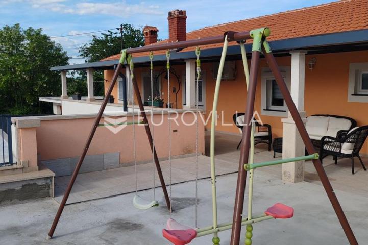 Istra, Tinjan, samostojeća kuća s bazenom i okućnicom 350m2